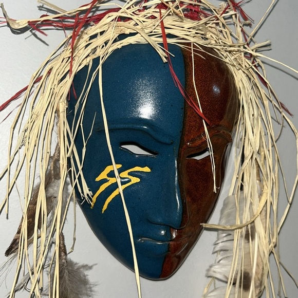 African mask with beads and feathers - Picture 3 of 4